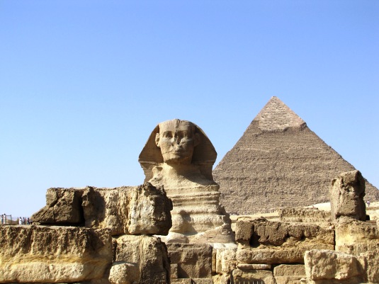 Egypte Le Caire: Vue générale du sphinx avec la pyramide de Kephren en arrière plan