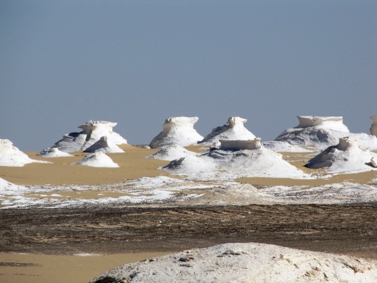 Egypte Le dsert blanc: Autre vue du dsert blanc au soleil couchant 