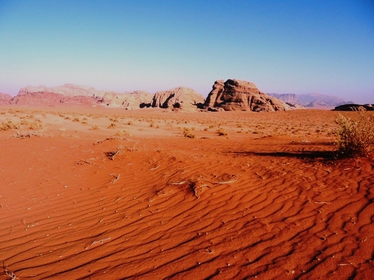 Jordanie Wadi Rum: Le Wadi Rum ou le dsert de Lawrence d'Arabie. Ce dsert est clbre pour ses couleurs ocres et son esthtisme. 