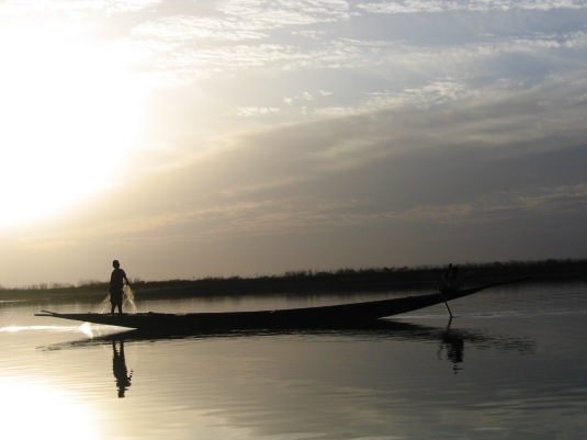 Mali Fleuve Niger: Pêcheur au soleil couchant sur le fleuve Niger