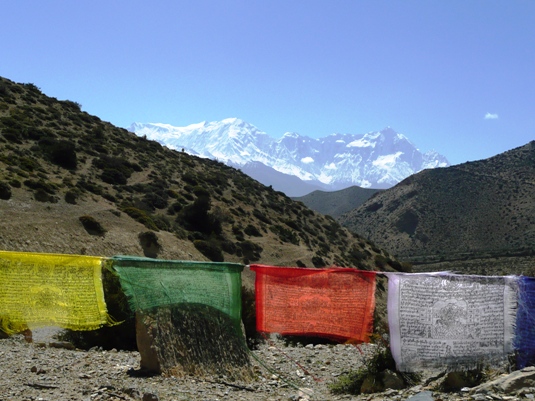 Mustang: Entre Chukksang et Samar, le col de Taklam la (3 624m) dcor traditionnellement par des drapeaux de prires. 