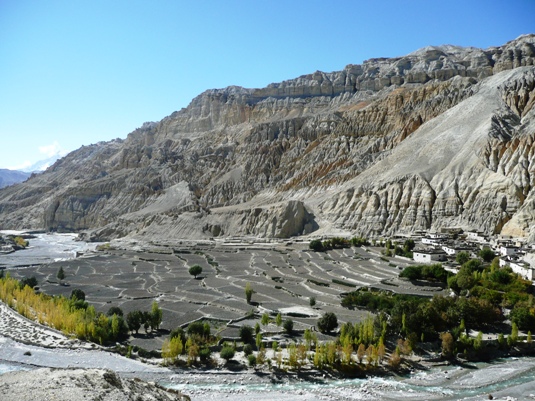 Mustang Dhi Gaon: Vue du village de Dhi et de sa mosaque de champs en terrasses. 