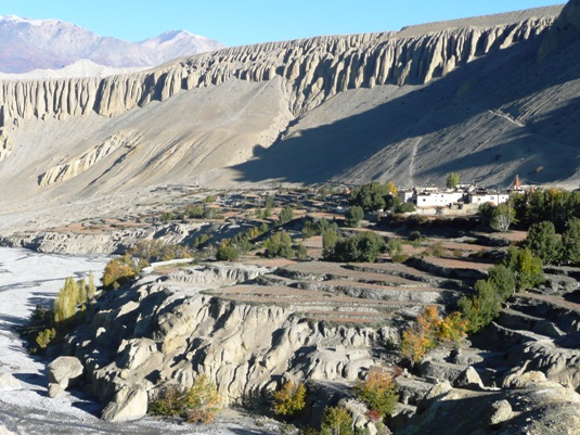 Mustang: Vue du village de Tangge depuis les hauts plateaux