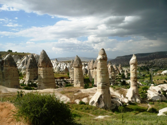 Turquie Cappadoce: Valle de Zeminderesi avec ses magnifiques chemines de fe aux formes phalliques