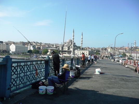 Turquie Istanbul: Le pont de Galata est un endroit trs apprci des habitants d'Istanbul qui pratiquent leur hobby prfr, la pche  la ligne.